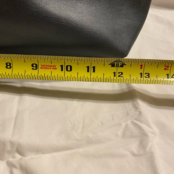 Simple Vera Wang bag - Picture 4 of 7